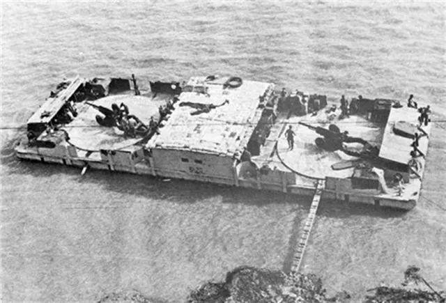 Theo ý tưởng này, tháp pháo sớm phát triển thành một loại vũ khí khác - tháp pháo nổi không có động cơ đẩy. Tháp pháo nổi không có động cơ, chỉ đơn giản là một sà lan đáy phẳng không có trợ lực. Thân sà lan hình hộp chữ nhật, có mớn nước nông và rộng.