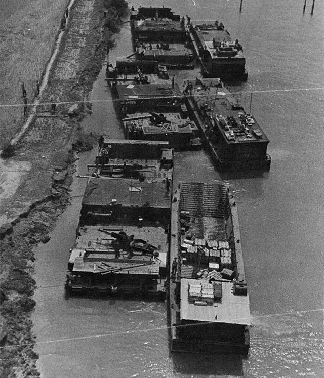 Có hai loại pháo có thể sử dụng trên căn cứ nổi này là 105mm M101A1 hoặc 105mm M102. Bệ rộng có thể cung cấp cho pháo khả năng bắn theo xạ giới hướng 360°, và bệ cũng có chỗ chứa đủ đạn pháo và lương thực để hỗ trợ các khẩu đội pháo này tiến hành các hoạt động chiến đấu lâu dài trong một khu vực nhất định, giống như một pháo hạm đơn giản.