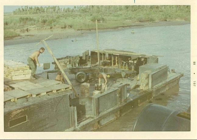 Bản thân căn cứ nổi này không có động cơ, nên khi muốn di chuyển, phải được kéo bởi các tàu như tàu đổ bộ LCM-6 hoặc LCM-8. Cũng cần phải lưu ý rằng, bản thân loại căn cứ nổi này rất mỏng manh, một khi bị tấn công sẽ dễ bị phá hủy.