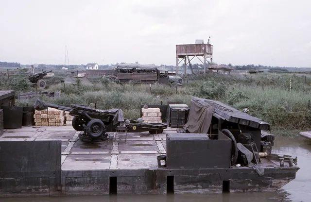 Tháp pháo nổi có thể cung cấp một mặt bằng hoạt động ổn định cho hai khẩu pháo ở mỗi đầu, ở giữa có một vị trí tương tự như cây cầu, có thể làm nơi nghỉ ngơi cho lính pháo binh; đồng thời còn là kho chứa một số vật dụng.