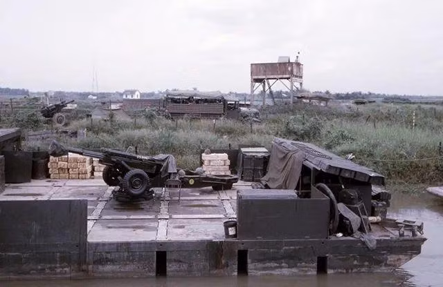 Tháp pháo nổi có thể cung cấp một mặt bằng hoạt động ổn định cho hai khẩu pháo ở mỗi đầu, ở giữa có một vị trí tương tự như cây cầu, có thể làm nơi nghỉ ngơi cho lính pháo binh; đồng thời còn là kho chứa một số vật dụng.