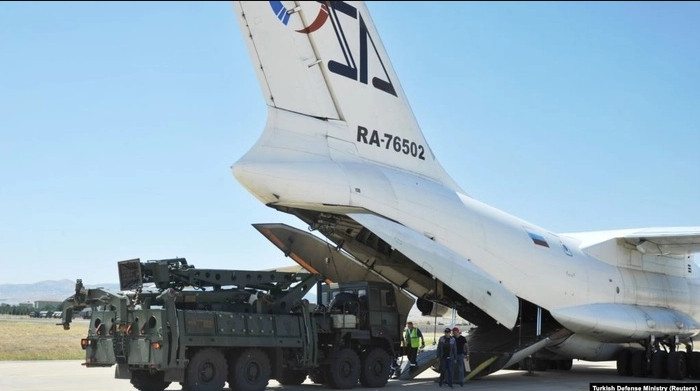 Mỹ tuyên bố rằng, hệ thống phòng không S-400 của Nga không thể đứng “dưới dưới một ngọn cờ” với máy bay chiến đấu thế hệ thứ năm F-35 Lightning II; vì hai loại vũ khí này hoàn toàn không tương thích, do F-16 sử dụng đường liên kết dữ liệu Link16. 