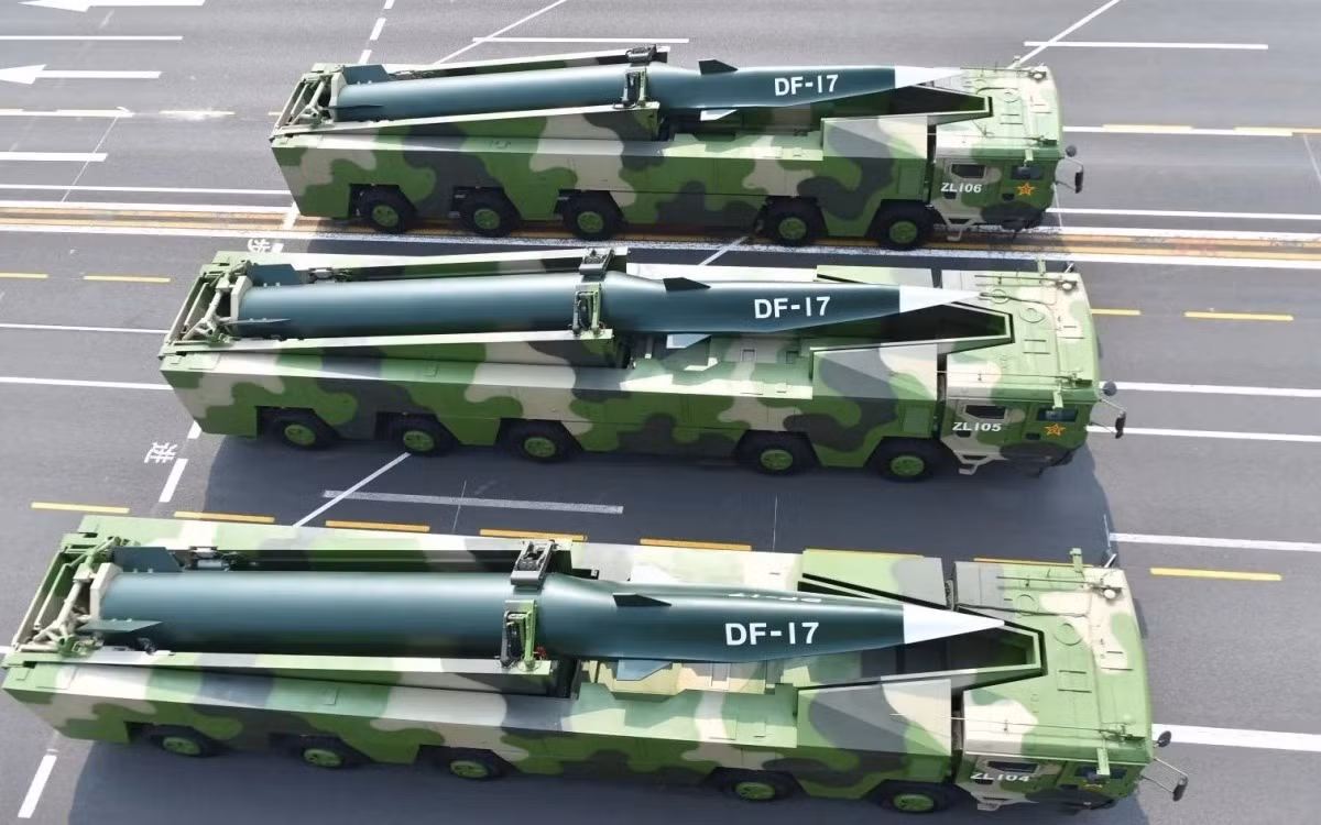 Các chuyên gia Trung Quốc cho rằng, với tốc độ bay nhanh và khả năng thay đổi quỹ đạo linh hoạt của DF-17, khiến các hệ thống chống tên lửa truyền thống gần như không thể đánh chặn, đồng thờ biến nó trở thành "thợ săn biển" ở vùng biển Đông Á.