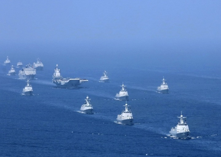 Trong những năm gần đây, việc thành lập đội hình tàu sân bay của Trung Quốc, kết hợp với việc triển khai máy bay chiến đấu tàng hình J-20, UAV và tên lửa chống hạm tiên tiến, đã nâng cao đáng kể khả năng tác chiến trên biển và trên không của nước này. Đặc biệt, tên lửa siêu thanh DF-17 có khả năng cơ động và tấn công siêu âm cao, có thể nhanh chóng tấn công tàu chiến đối phương, trong môi trường chiến đấu trên biển phức tạp.