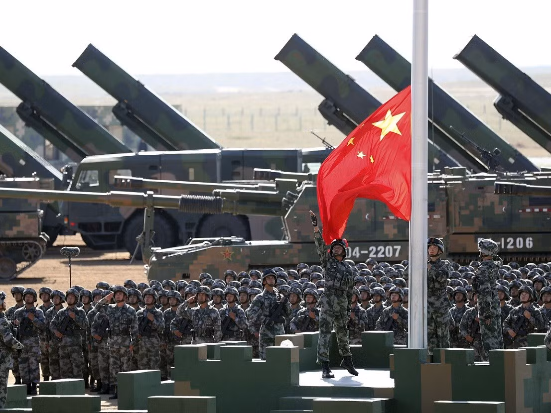 Trong những năm qua, Bắc Kinh vẫn kiên trì thực hiện 4 hiện đại hóa, trong đó có hiện đại hóa về quốc phòng. Với sự phát triển vượt bậc về kinh tế, nên họ có điều kiện đầu tư cho quân sự. Những khoản đầu tư không tiếc tay của Bắc Kinh, đã giúp công nghệ vũ khí Trung Quốc có những bước phát triển nhanh chóng, từ máy bay chiến đấu tàng hình, UAV chiến lược tầm cao, cho đến tên lửa siêu thanh…Nhiều vũ khí của Trung Quốc, trình độ công nghệ đã tiệm cận Mỹ.