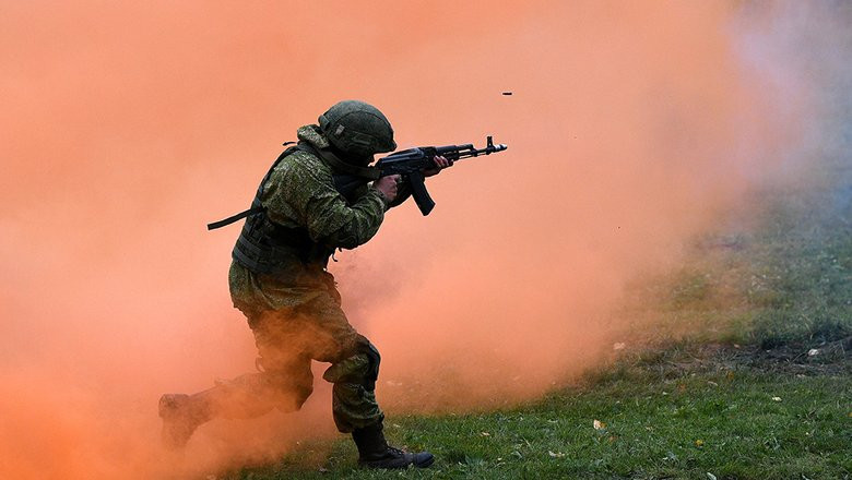 Ngoài ra, các trận đánh giằng co tiếp tục diễn ra ở phía đông bắc Bakhmut gần Seversk. Ở đây cách Berestov không xa, Lữ đoàn bộ binh cơ giới số 123 của Nga đang tác chiến tại khu vực này. Các đơn vị Nga đang tiến về phía đông và đông nam Seversk, gần Verkhnokamensk và Vesely.