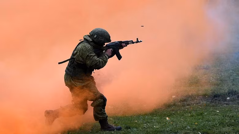 Ngoài ra, các trận đánh giằng co tiếp tục diễn ra ở phía đông bắc Bakhmut gần Seversk. Ở đây cách Berestov không xa, Lữ đoàn bộ binh cơ giới số 123 của Nga đang tác chiến tại khu vực này. Các đơn vị Nga đang tiến về phía đông và đông nam Seversk, gần Verkhnokamensk và Vesely.