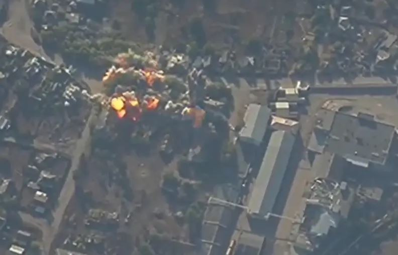 Kênh Telegram “Quan sát viên quân sự” cho biết, Lực lượng không quân chiến thuật Nga đang mở rộng phạm vi tấn công các mục tiêu bằng bom lượn, “Lần đầu tiên, các mục tiêu ở thành phố Zaporozhye, nằm cách chiến tuyến hơn 60km, đã bị bom lượn Nga tấn công”.