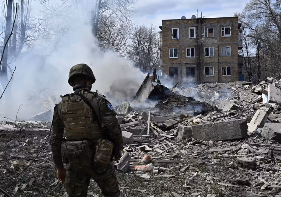 Chính việc sử dụng ồ ạt không quân là yếu tố chính giúp Quân đội Nga tiến nhanh ở Donbass. Quân Nga với sự trợ giúp của bom nổ mạnh đã đập tan sự kháng cự của Quân đội Ukraine ở Avdiivka và tiếp tục phá hủy các pháo đài phòng ngự kiên cố của họ trên hướng Pokrovsk, Toretsk, Ugledar, Chasov Yar, Kharkov...