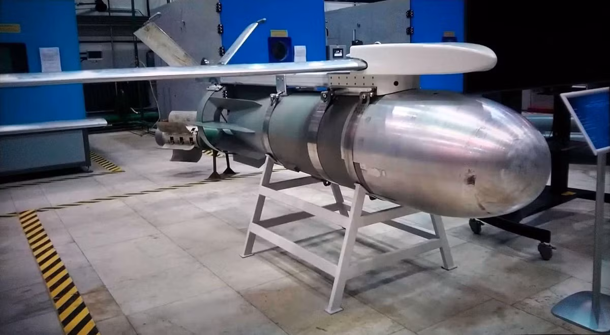 Trang Topwar của Nga cho biết, Quân đội Nga đã đưa vào sử dụng nhiều loại bom lượn có điều khiển được trang bị mô-đun UMPC với nhiều kích cỡ khác nhau. Trong đó, loại bom lượn FAB-1500 đã tăng thêm ít nhất 15% cự ly bay lượn.