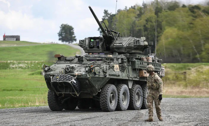 Các tài liệu Lầu Năm Góc bị rò rỉ trước đây cho thấy, Lữ đoàn 82 là đơn vị duy nhất trong Quân đội Ukraine được trang bị cả hai phương tiện chiến đấu trên. Nhưng mặc dù xe chiến đấu bộ binh Weasel và Stryker rất xuất sắc trong chiến đấu, nhưng không đủ hỏa lực để có thể đương đầu với xe tăng Nga.