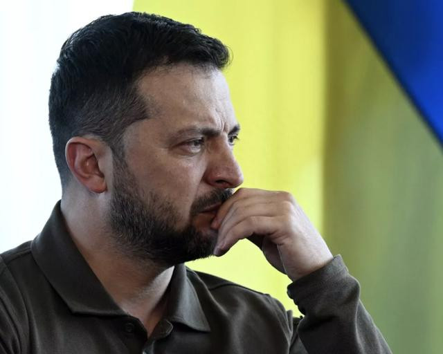 Theo tờ CNN của Mỹ cho biết, cuộc phản công được chờ đợi từ lâu của Ukraine vẫn chưa đạt được tiến bộ lớn, Tổng thống Zelensky có thể đứng trước hai lựa chọn: một là tiếp tục phản công với rủi ro cao và thiệt hại cao; hai là “củng cố vào đợi thời cơ”.