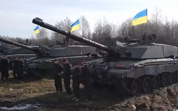 Để đảm bảo hỏa lực cho Lữ đoàn 82 chiến đấu, lữ đoàn cũng được trang bị 14 xe tăng Challenger 2 của Anh. Được biết, Ukraine cũng đã điều chuyển một số binh sĩ xe tăng từ Lữ đoàn dù 25 và Lữ đoàn xung kích đường không 80 sang Anh để tiếp nhận khóa huấn luyện xe tăng Challenger 2, sau đó giao những binh sĩ đã qua huấn luyện này cho Lữ đoàn 82.