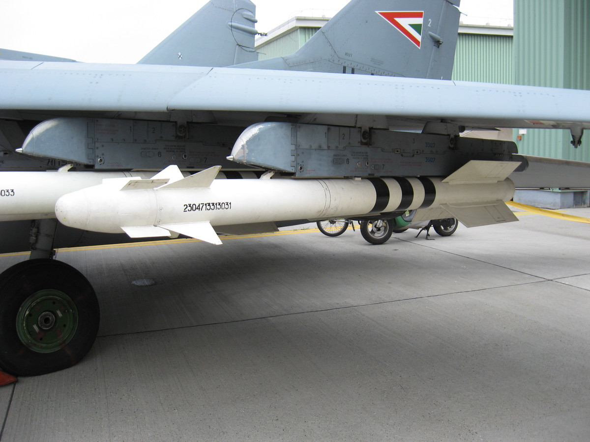 ASRAAM nhấn mạnh khả năng cơ động và độ chính xác cao, tận dụng đầu dò hồng ngoại 360 độ và động cơ tên lửa hai tầng, để đạt tốc độ vượt quá Mach 3. Còn R-73 được ca ngợi vì khả năng cơ động tuyệt vời và dẫn đường tự động sau khi phóng, nhờ hệ thống lái bằng cánh đuôi độc đáo. Nó cũng có đầu đạn cực kỳ hiệu quả, biến nó thành một sát thủ trong các cuộc không chiến tầm gần.