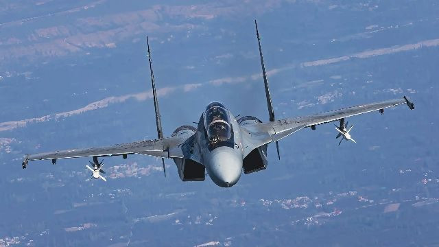 Là một phần của chương trình Super Sukhoi, Su-30MKI được trang bị hệ thống kiểm soát hỏa lực mới, thiết bị điện tử nâng cao và hệ thống radar hiện đại, giúp cải thiện khả năng phát hiện và theo dõi mục tiêu trên không. Trọng tâm chính của quá trình hiện đại hóa, là tích hợp tên lửa và vũ khí mới, bao gồm các biến thể tiên tiến hơn của tên lửa không đối không như ASRAAM.