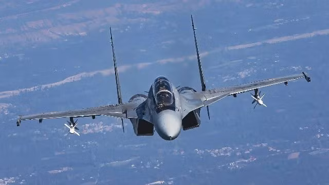 Là một phần của chương trình Super Sukhoi, Su-30MKI được trang bị hệ thống kiểm soát hỏa lực mới, thiết bị điện tử nâng cao và hệ thống radar hiện đại, giúp cải thiện khả năng phát hiện và theo dõi mục tiêu trên không. Trọng tâm chính của quá trình hiện đại hóa, là tích hợp tên lửa và vũ khí mới, bao gồm các biến thể tiên tiến hơn của tên lửa không đối không như ASRAAM.