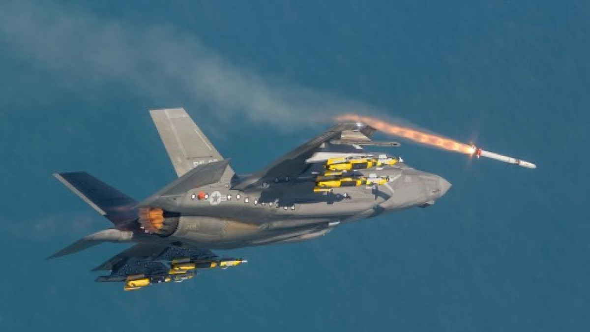 ASRAAM được thiết kế, với thời gian phản ứng cực nhanh trong những tình huống không chiến quan trọng và đặc biệt hiệu quả đối với các mục tiêu nằm trong tầm nhìn của phi công, nhờ khả năng tương thích với hệ thống ngắm "bắn và quên". Sự kết hợp giữa các công nghệ tiên tiến, giúp ASRAAM trở thành một trong những lựa chọn hàng đầu, cho không chiến hiện đại.