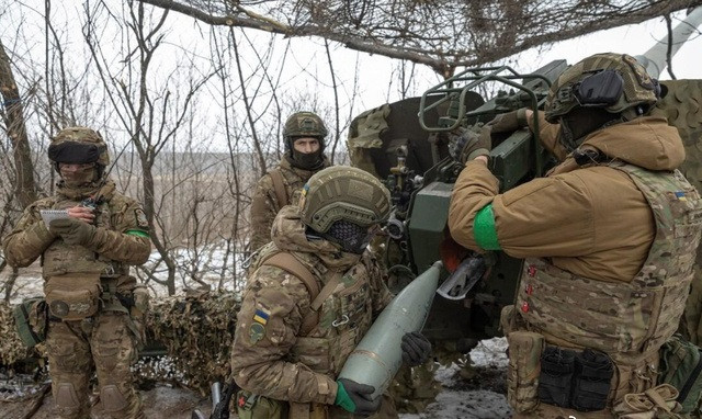 Các nguồn tin quân sự của Quân đội Ukraine cho biết, các đơn vị Wagner của Nga đã bị thiệt hại nặng nề dọc theo con đường Bakhmut-Konstantinovka ở phía nam Bakhmut, và hỏa lực pháo binh tập trung của Quân đội Ukraine đã loại khỏi vòng chiến đấu phần lớn lính biệt kích Wagner; buộc quân Wagner phải rút lui khoảng 3 km.