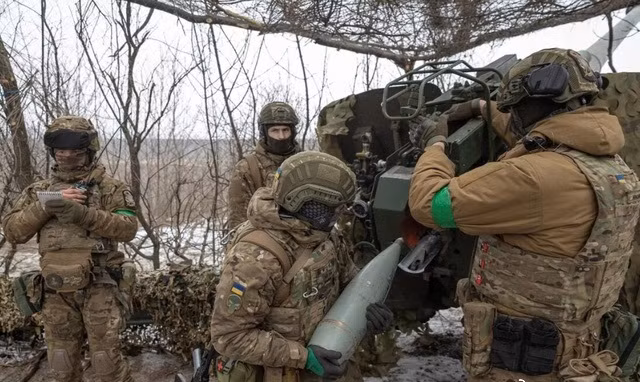 Các nguồn tin quân sự của Quân đội Ukraine cho biết, các đơn vị Wagner của Nga đã bị thiệt hại nặng nề dọc theo con đường Bakhmut-Konstantinovka ở phía nam Bakhmut, và hỏa lực pháo binh tập trung của Quân đội Ukraine đã loại khỏi vòng chiến đấu phần lớn lính biệt kích Wagner; buộc quân Wagner phải rút lui khoảng 3 km.