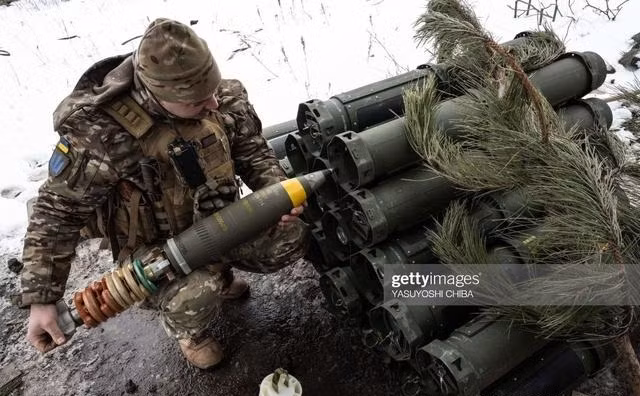 Về “độ khó” của việc loại bỏ 8.000-12.000 quân Ukraine đang chiến đấu trong vòng vây, chúng ta có thể tham khảo trận chiến giữa hai bên ở thành phố Mariupol. Nhưng nguồn tin tình báo của NATO khẳng định, lực lượng Ukraine ở Bakhmut “vẫn nhận tiếp tế bình thường”.