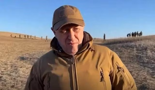 Hơn nữa, Chủ tịch công ty lính đánh thuê Wagner là ông Yevgeny Prigozhin cũng thận trọng tuyên bố rằng, lực lượng Wagner của ông có thể bao vây Bakhmut vào cuối tháng Ba hoặc đầu tháng Tư. Tuy nhiên, quân của ông sẽ tấn công Bakhmut cho đến khi tràn ngập hoàn toàn.