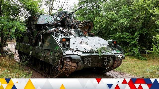 Nếu như hoạt động của quân đội Nga chủ yếu dựa vào quyết định của chỉ huy cấp cao thì trái lại, Mỹ đã khuyến khích Ukraine trao quyền cho các binh sỹ dày dặn kinh nghiệm, để nhanh chóng đưa ra quyết định trên chiến trường và triển khai chiến đấu hiệp đồng giữa bộ binh, thiết giáp và pháo binh.