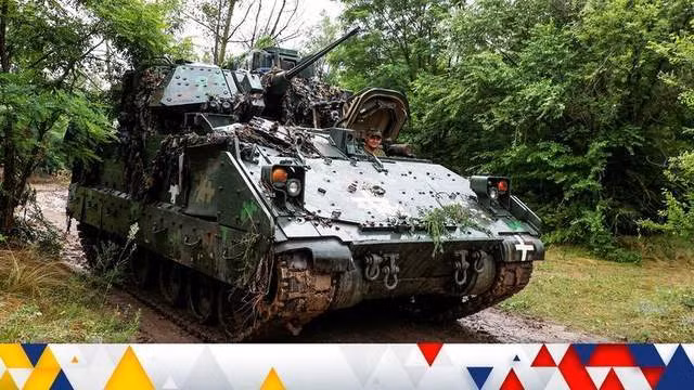 Nếu như hoạt động của quân đội Nga chủ yếu dựa vào quyết định của chỉ huy cấp cao thì trái lại, Mỹ đã khuyến khích Ukraine trao quyền cho các binh sỹ dày dặn kinh nghiệm, để nhanh chóng đưa ra quyết định trên chiến trường và triển khai chiến đấu hiệp đồng giữa bộ binh, thiết giáp và pháo binh.