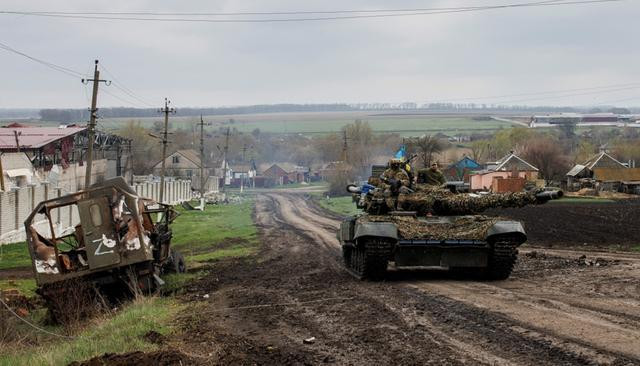 Vẫn theo tình báo Anh phân tích, cho rằng chiến lược tấn công theo cách chia nhỏ lực lượng rất có khả năng khiến Ukraine hứng chịu thương vong hàng loạt, tổn thất trang thiết bị và đánh mất những vùng lãnh thổ đã giành được. Vì thế các đơn vị Ukraine đã từ bỏ chiến thuật của NATO để quay trở lại chiến thuật mà họ thông thạo nhất.