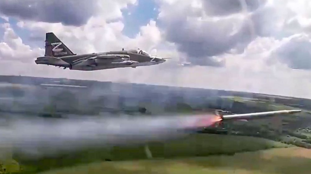 Su-25 được điều khiển bởi một phi công. Các kích thước của máy bay như sau: Chiều dài: 15,53 m (bao gồm cả đầu dò ở mũi), sải cánh: 14,36 m, chiều cao: 4,8 m và diện tích cánh : 33,7 m2. Máy bay được trang bị hai động cơ phản lực Soyuz / Tumansky R-195, lực đẩy 44,18 kN mỗi chiếc. 