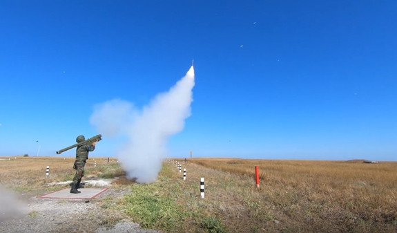 Còn theo nguồn tin của tờ Bulgarianmilitary.com, một trắc thủ tên lửa phòng không của trung đoàn cận vệ Nga, chỉ cần có 7 giây, để bám, bắt và bắn hạ một máy bay cường kích Su-25 của Ukraine, đó là Trung sĩ Alexei Nemikin.