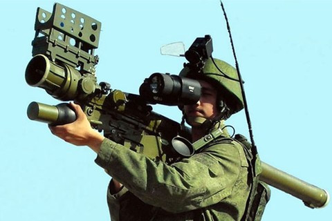 Trung sĩ Alexey Nemikin cho biết, trong những tình huống như vậy, các mục tiêu xuất hiện rất nhanh. Nếu trắc thủ không có kinh nghiệm bám bắt mục tiêu trong một thời gian rất ngắn, máy bay sẽ nhanh chóng cơ động khỏi khu vực và sẽ bỏ lỡ thời cơ tiêu diệt mục tiêu. Trong những tình huống như vậy, trắc thủ chỉ cần “làm việc nhanh và chuẩn như một cỗ máy”.