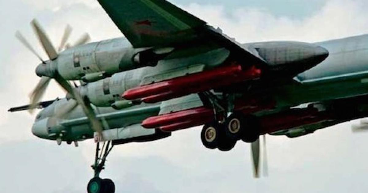 Máy bay ném bom chiến lược Tu-95MS là thành phần quan trọng trong bộ ba răn đe hạt nhân chiến lược của Nga. Vừa qua, Tu-95MS đã được nâng cấp để mang tên lửa hành trình Kh-101 mới nhất. Tên lửa Kh-101 được phóng đi từ Tu-95MS và sau đó tự bay đến mục tiêu, với tầm bắn tối đa đến 5.000km.