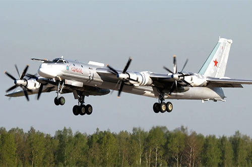 “Chuyến bay kéo dài hơn tám giờ”, một phát ngôn viên của Bộ Quốc phòng Nga nói với hãng thông tấn TASS, “Tại một số đoạn của tuyến đường, các máy bay ném bom mang tên lửa chiến lược đã được hộ tống bởi các máy bay chiến đấu Su-35S của Không quân Nga”.