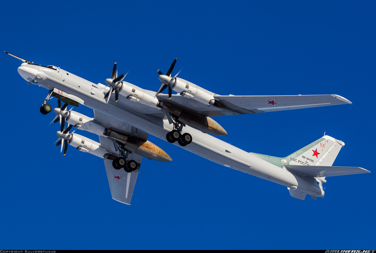 Tu-95 cũng đã được nâng cấp đều đặn, và giống như “cụ ông” B-52 của Không quân Mỹ, Tu-95 chưa có dấu hiệu rời biên chế khi trụ cột hiện tại của lực lượng máy bay ném bom chiến lược Nga vẫn là Tu-95MS. Điều đáng chú ý về Tu-95 là không giống như B-52 của Mỹ, nhiều chiếc Tu-95 được sản xuất vào những năm 1980.