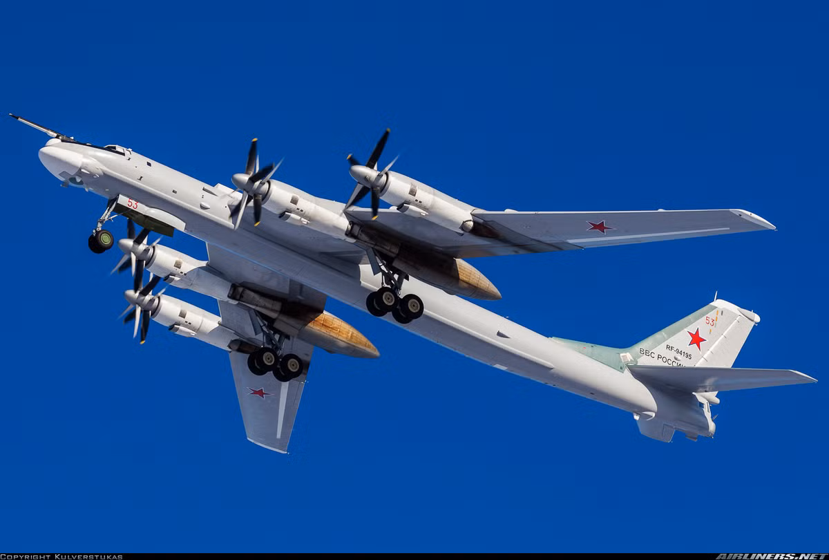 Tu-95 cũng đã được nâng cấp đều đặn, và giống như “cụ ông” B-52 của Không quân Mỹ, Tu-95 chưa có dấu hiệu rời biên chế khi trụ cột hiện tại của lực lượng máy bay ném bom chiến lược Nga vẫn là Tu-95MS. Điều đáng chú ý về Tu-95 là không giống như B-52 của Mỹ, nhiều chiếc Tu-95 được sản xuất vào những năm 1980.