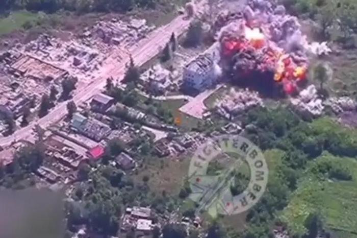 Gần đây, vũ khí mới lại xuất hiện trên chiến trường Ukraine. Ngày 20/6, tài khoản mạng xã hội của Quân đội Nga lần đầu tiên công bố video chiến đấu thực tế của một quả bom tấn, nặng 3.000 kg. Đoạn video cho thấy các máy bay chiến đấu của Nga đã tấn công chính xác vào vị trí của Quân đội Ukraine ở khu vực Kharkov.