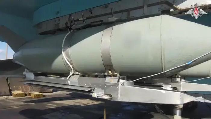 Thứ hai, việc đưa vào sử dụng bom dẫn đường 3.000 kg sẽ nâng cao đáng kể khả năng chiến đấu của Quân đội Nga với các mục tiêu trong thành phố và các khu vực kiên cố. Trước đó, Quân đội Nga đã sử dụng nhiều loại bom dẫn đường như FAB-250, FAB-500, FAB-1500, ODAB-500 và RBK-500 trên chiến trường Ukraine.