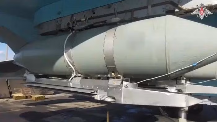 Thứ hai, việc đưa vào sử dụng bom dẫn đường 3.000 kg sẽ nâng cao đáng kể khả năng chiến đấu của Quân đội Nga với các mục tiêu trong thành phố và các khu vực kiên cố. Trước đó, Quân đội Nga đã sử dụng nhiều loại bom dẫn đường như FAB-250, FAB-500, FAB-1500, ODAB-500 và RBK-500 trên chiến trường Ukraine.