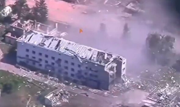 Trong video, một máy bay chiến đấu của Không quân Nga đã thực hiện cuộc tấn công chính xác vào một tòa nhà trên hướng Liptsy, cách trung tâm thành phố Kharkov 20 km về phía bắc. Một quả bom FAB-3000 của Nga được sửa đổi với bộ dẫn đường cánh lượn UMPK, đã đánh trúng tòa nhà nhiều tầng, được Quân đội Ukraine biến thành pháo đài.