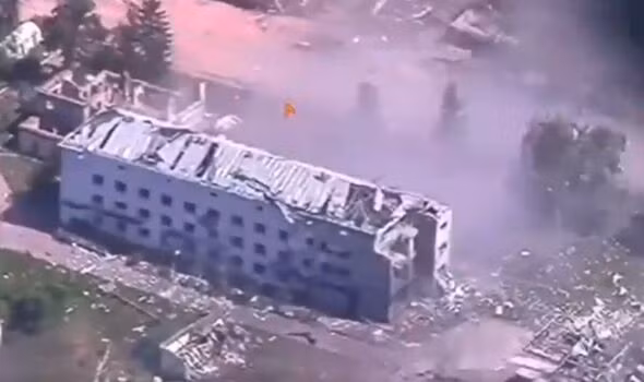 Trong video, một máy bay chiến đấu của Không quân Nga đã thực hiện cuộc tấn công chính xác vào một tòa nhà trên hướng Liptsy, cách trung tâm thành phố Kharkov 20 km về phía bắc. Một quả bom FAB-3000 của Nga được sửa đổi với bộ dẫn đường cánh lượn UMPK, đã đánh trúng tòa nhà nhiều tầng, được Quân đội Ukraine biến thành pháo đài.