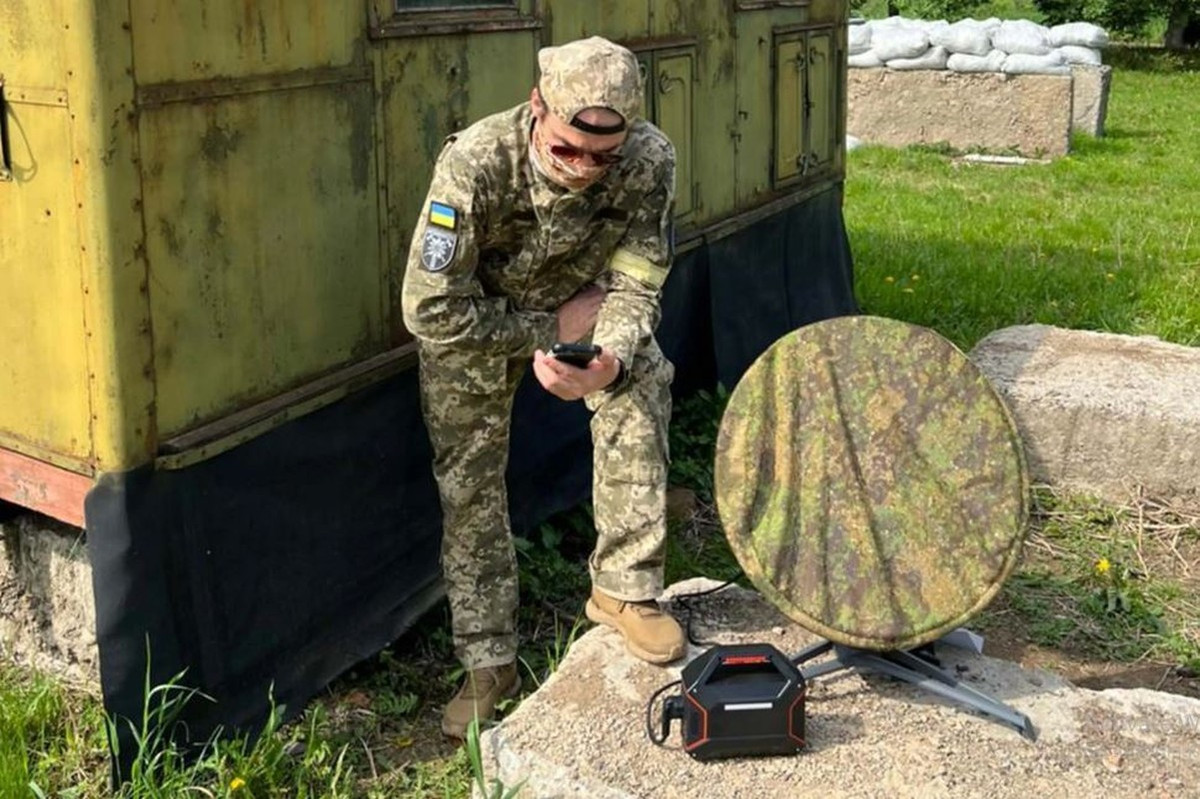 Hệ thống liên lạc vệ tinh Starlink chính là "nút thần kinh mạng" để quân đội Ukraine tiến hành chỉ huy chiến trường và kết nối hậu phương. Quân đội Ukraine tin rằng, việc truyền tín hiệu của thiết bị đầu cuối Starlink gần như đã vạch trần hệ thống chỉ huy chiến thuật của quân đội Ukraine trên tất cả các chiến trường, và hầu hết nơi đóng quân của họ cũng đã bị quân Nga phong tỏa.