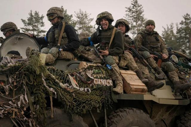 Ít nhất 100.000 quân Ukraine đã sẵn sàng được tung vào khu vực phòng thủ bên ngoài của khu vực Thị trấn trượt tuyết Pervomaycke. Nói cách khác, nếu quân đội Ukraine muốn giữ vững Avdeevka thì ít nhất họ phải duy trì như quân số đầu tư vào trận Bakhmut hồi đầu năm. 