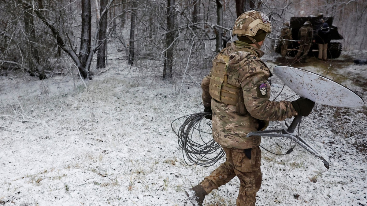 Do NATO và Mỹ cung cấp tương đối ít phương tiện liên lạc quân sự tiên tiến cho quân đội Ukraine, và hầu hết số này đều đặt ở Kiev và các chiến trường lớn, chưa trang bị đến cấp lữ đoàn của Ukraine. Đặc biệt là việc lạm dụng hệ thống liên lạc vệ tinh Starlink của Quân đội Ukraine, nên dễ bị Nga phát hiện. 