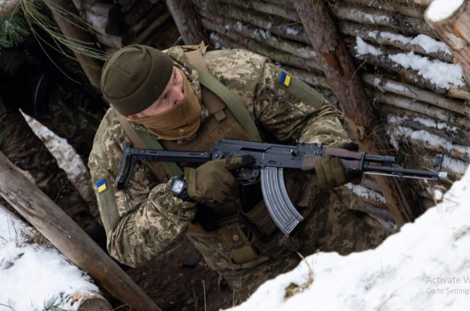 Pokrovsk là một trung tâm phân phối hậu cần quan trọng và việc để mất thành phố vào tay Nga có thể dẫn đến hậu quả nghiêm trọng trong tuyến phòng thủ của Ukraine ở Donbass. Dù thiếu các công sự kiên cố, các đơn vị Ukraine vẫn đang trấn giữ hai tuyến phòng thủ còn lại, chuẩn bị cho các cuộc tấn công mới có thể xảy ra. 
