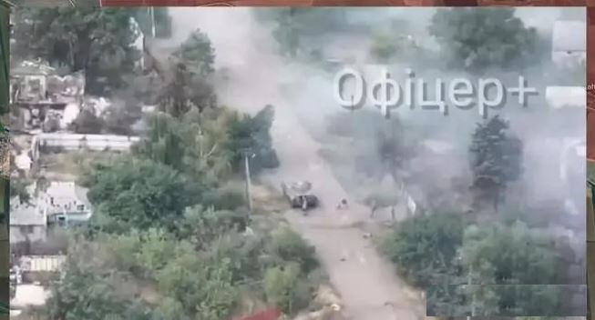 Trên hướng Kupyansk, Đại đội bộ binh cơ giới số 2 thuộc Tiểu đoàn đặc nhiệm 214 của Ukraine đã chặn đứng quân Nga ở Kostyatnivka trong 17 ngày liên tiếp. Mới đây, họ bất ngờ phát động phản công và giành lại một số vị trí. Tuy nhiên, những cuộc chiến lẻ tẻ vẫn đang diễn ra và dự đoán giao tranh tại đây sẽ trở nên khốc liệt.