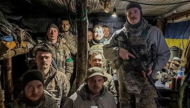 Các nhà phân tích lưu ý rằng, các công sự ở Pokrovsk kém kiên cố, do vậy, quân phòng thủ Ukraine buộc phải chủ yếu dựa vào hệ thống công sự tạm thời, khiến quân Ukraine dễ bị thương vong, nhất là trong hoàn cảnh quân Nga tiếp tục gia tăng áp lực. (Nguồn ảnh: Topwar, Ukrinform, X).