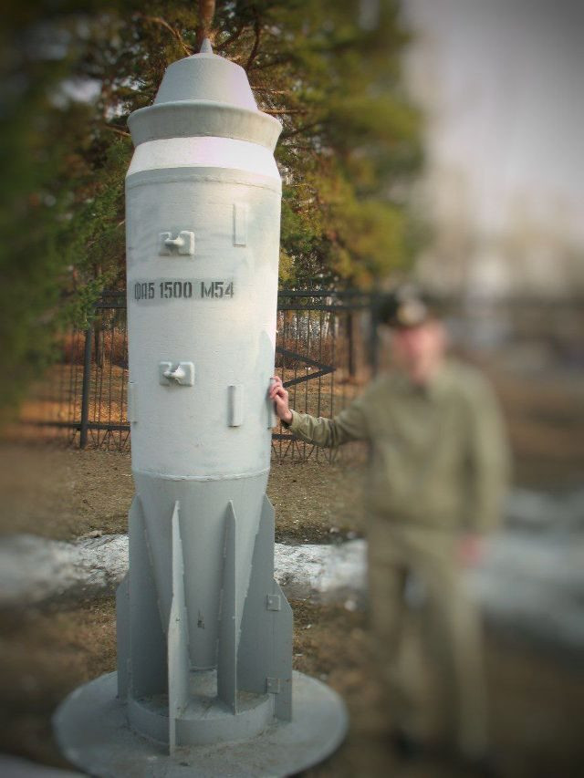 Bom phá FAB-1500 là một loại bom có sức nổ mạnh, được sản xuất từ thời Liên Xô, với tên gọi đầy đủ là FAB-1500-M54 và phiên bản cải tiến là FAB-1500-M62. Nhưng đó chỉ là những quả bom thường, và máy bay mang bom phải bay trên đầu khu vực mục tiêu để thả bom.