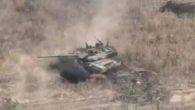 Đối với Nga, xe tăng và xe bọc thép mà nước này có thể bổ sung trong một năm là đủ để chiến đấu trong một tháng. Điều này cũng có nghĩa là chiến trường Ukraine sau này khó có biến động lớn về mặt trận, việc hai bên dựa vào chiến hào và những thành phố cầm chân nhau là chuyện bình thường. Ảnh: Sina, Topwar, CNN. 