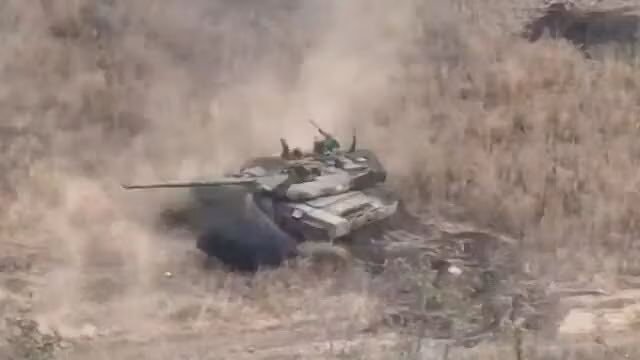 Đối với Nga, xe tăng và xe bọc thép mà nước này có thể bổ sung trong một năm là đủ để chiến đấu trong một tháng. Điều này cũng có nghĩa là chiến trường Ukraine sau này khó có biến động lớn về mặt trận, việc hai bên dựa vào chiến hào và những thành phố cầm chân nhau là chuyện bình thường. Ảnh: Sina, Topwar, CNN. 