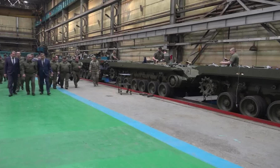 Nếu so sánh tiềm năng tấn công của Nga và Ukraine, Quân đội Nga được cho là vẫn còn cơ hội duy trì thế tấn công trên chiến trường vì có chuỗi công nghiệp quốc phòng hoàn chỉnh và có năng lực sản xuất xe tăng, xe thiết giáp mạnh hơn rất nhiều.